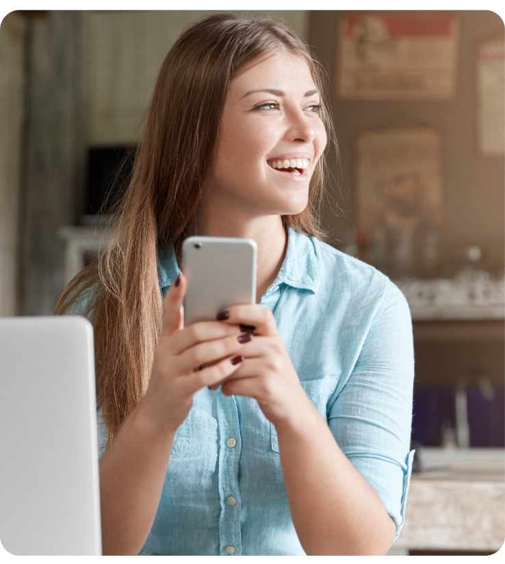 imagen de una chica disfrutando una tasa de café